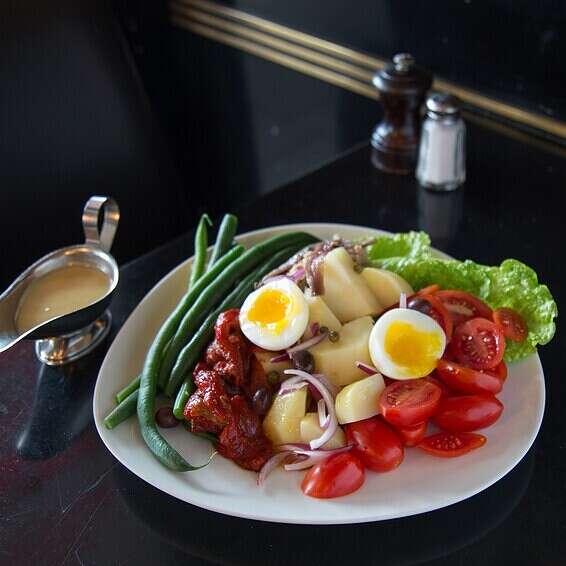 סלט ניסואז של הבראסרי // צילום: עידית בן עוליאל